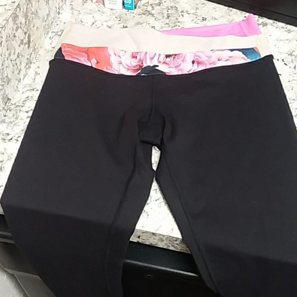 Lululemon floral print on solid black leggings - Picture 8 of 8